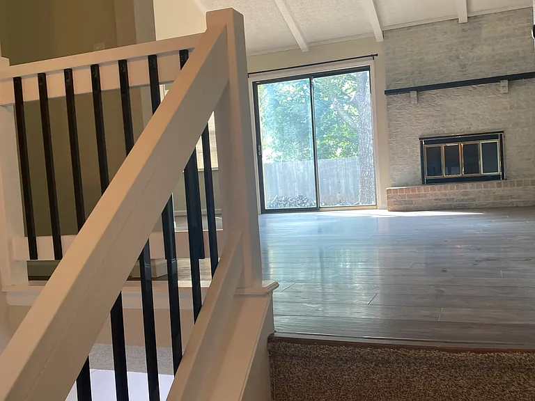 4301 NW Winslow Ct — Photo 2