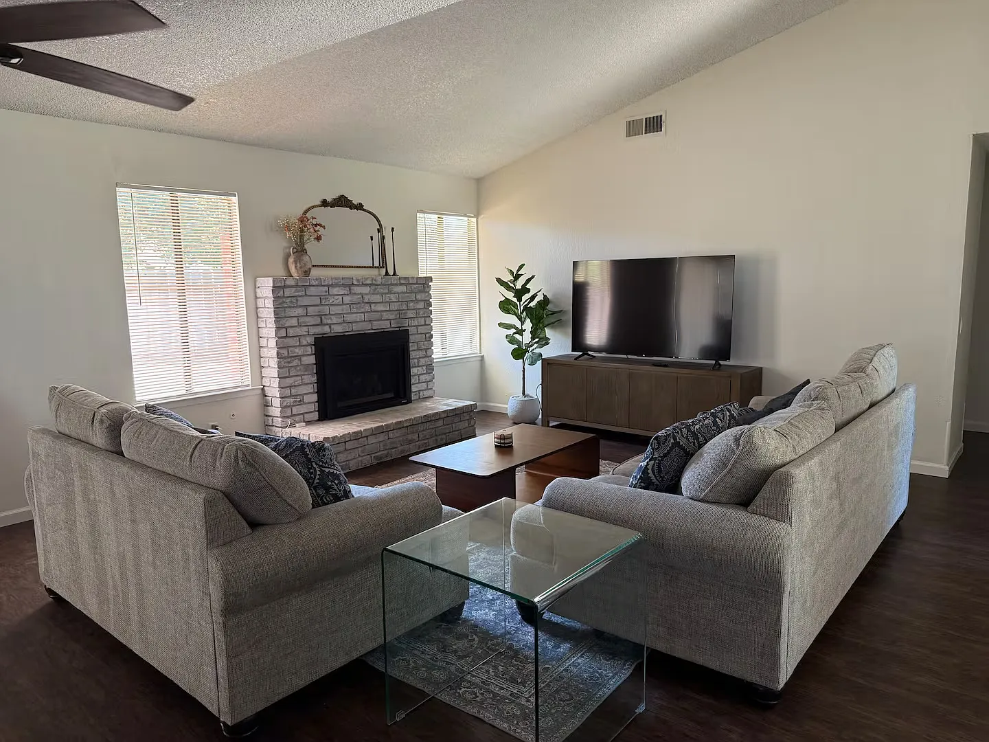 3 bed, 1324 sqft, $2,550 — Photo 2