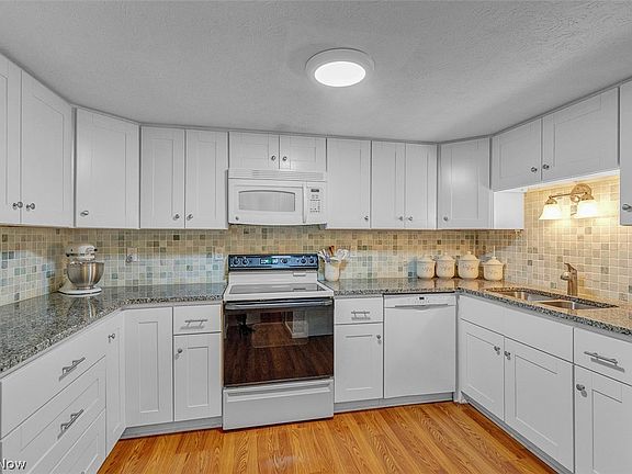 3rd image of 4310 Hyde Park Unit 4