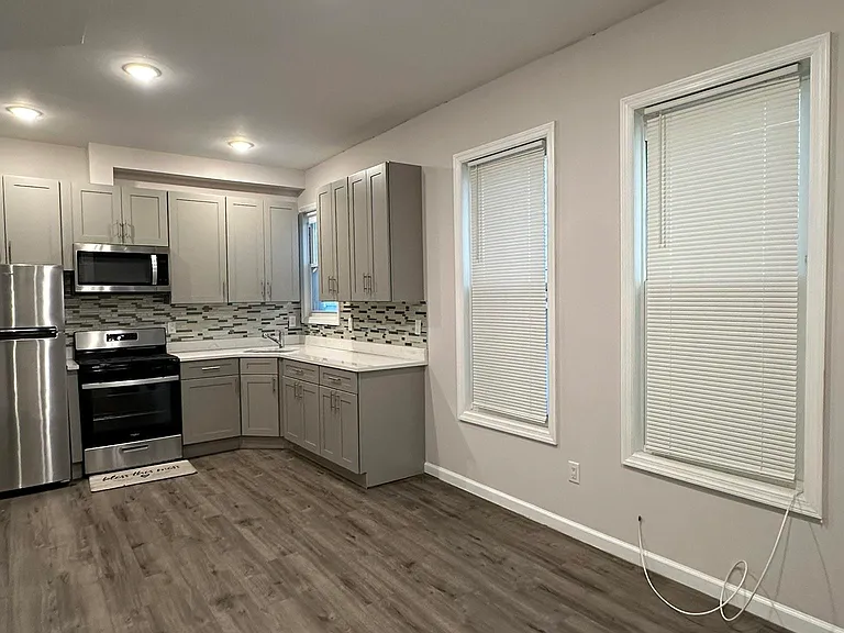 38 Clendenny Ave #1R — Photo 4