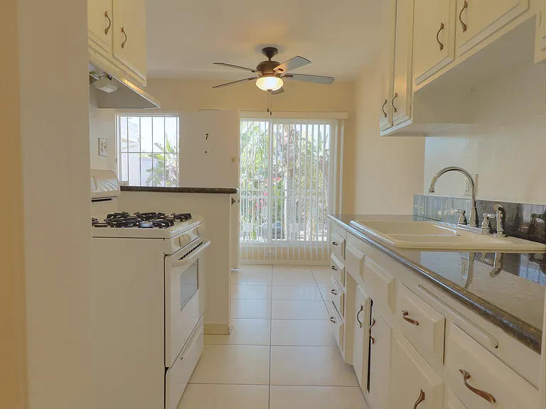 4808 Riverton Ave #7 — Photo 14
