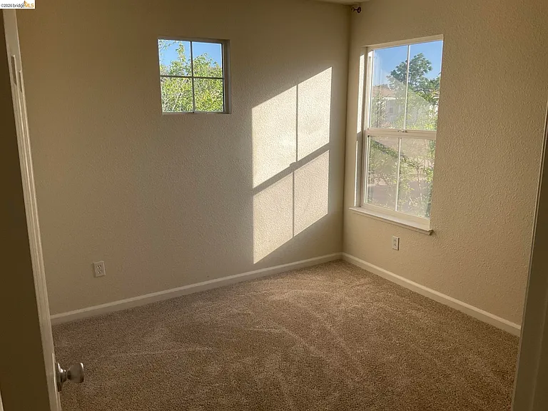 1360 Tiffany Dr — Photo 15