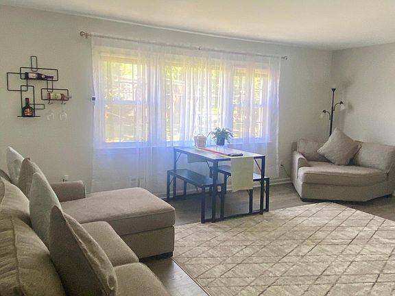3rd image of 8 Stanford Dr APT 2B