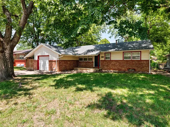 1926 E Glen Oaks Dr, Wichita, KS 67216