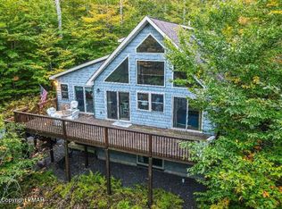 1140 Arrowhead Dr, Pocono Lake, PA 18347