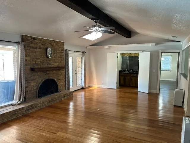4 bed, 2.5 bath, 2396 sqft, $2,800 — Photo 4