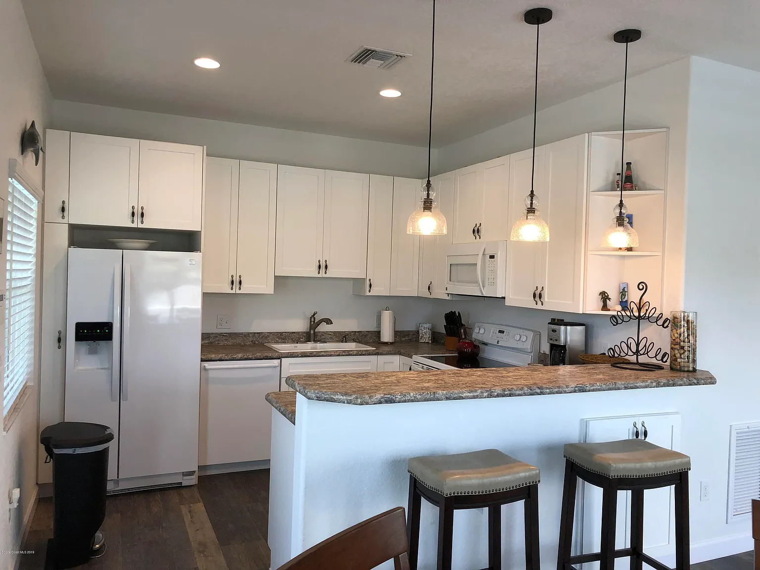 3 bed, 2.0 bath, 1160 sqft, $3,200 — Photo 2