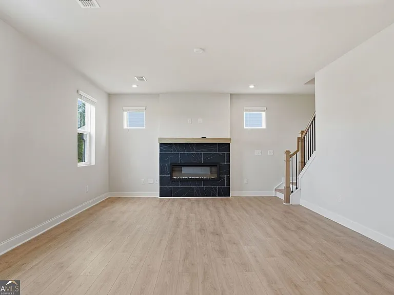 142 Henley St — Photo 6