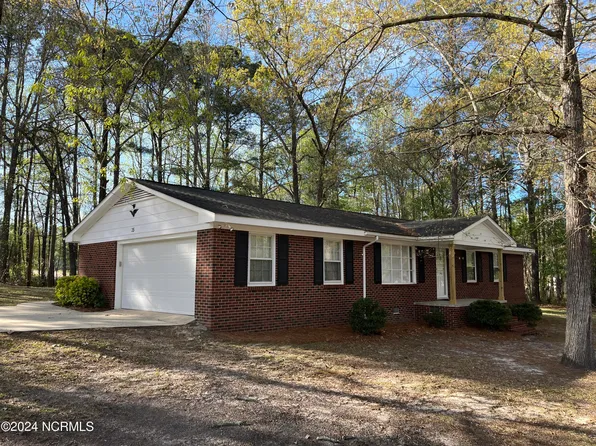 35 Red Oak Drive, Spring Lake, NC 28390
