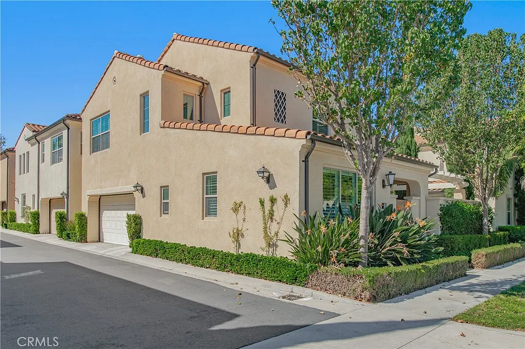 4 bed, 3.5 bath, 2080 sqft, $5,600 — Photo 2