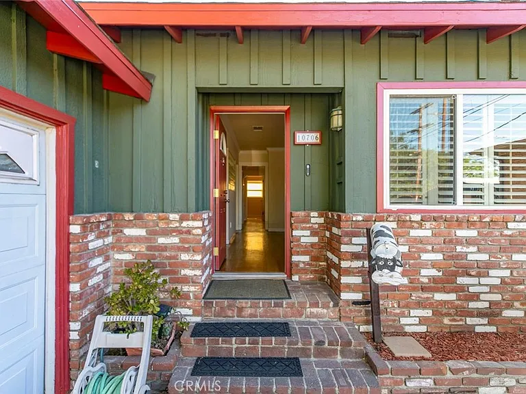 10706 Rhodesia Ave — Photo 3