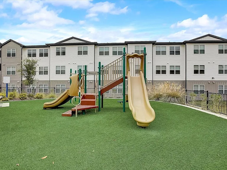Skyview North Apartments — Photo 29