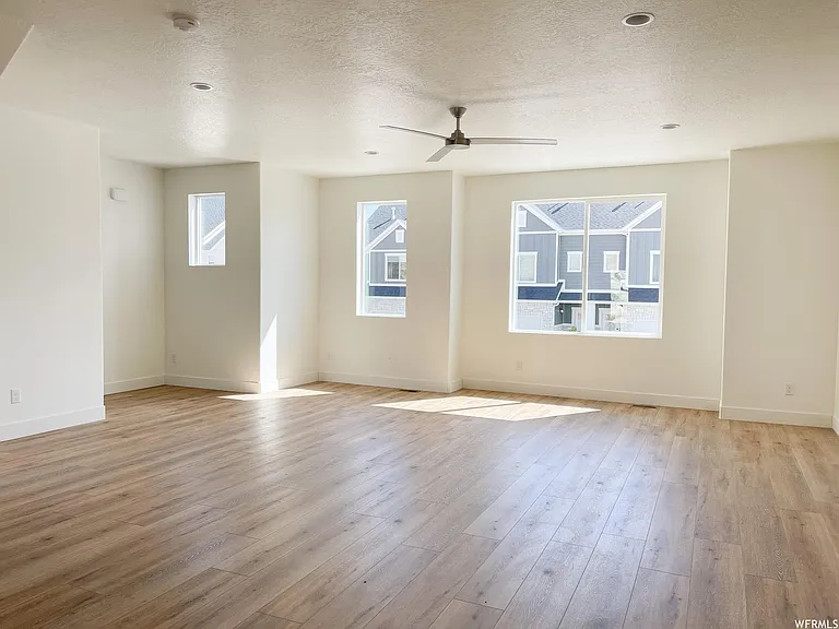 998 W Shadow Brook Ln — Photo 3
