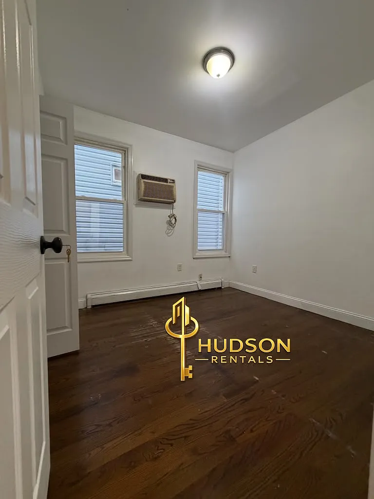 48 Gates Ave — Photo 4