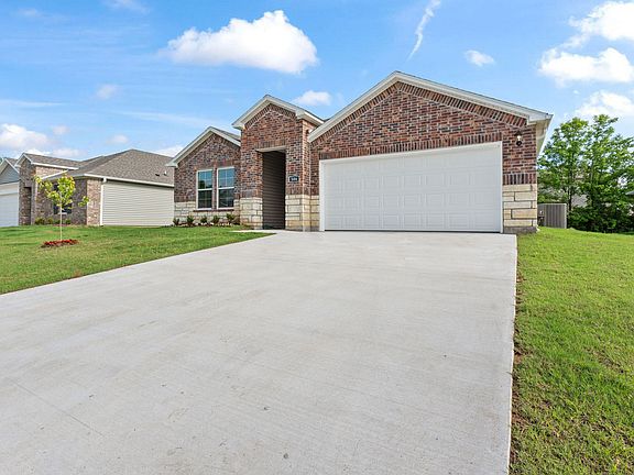 3rd image of 602 W Cattleman Ln