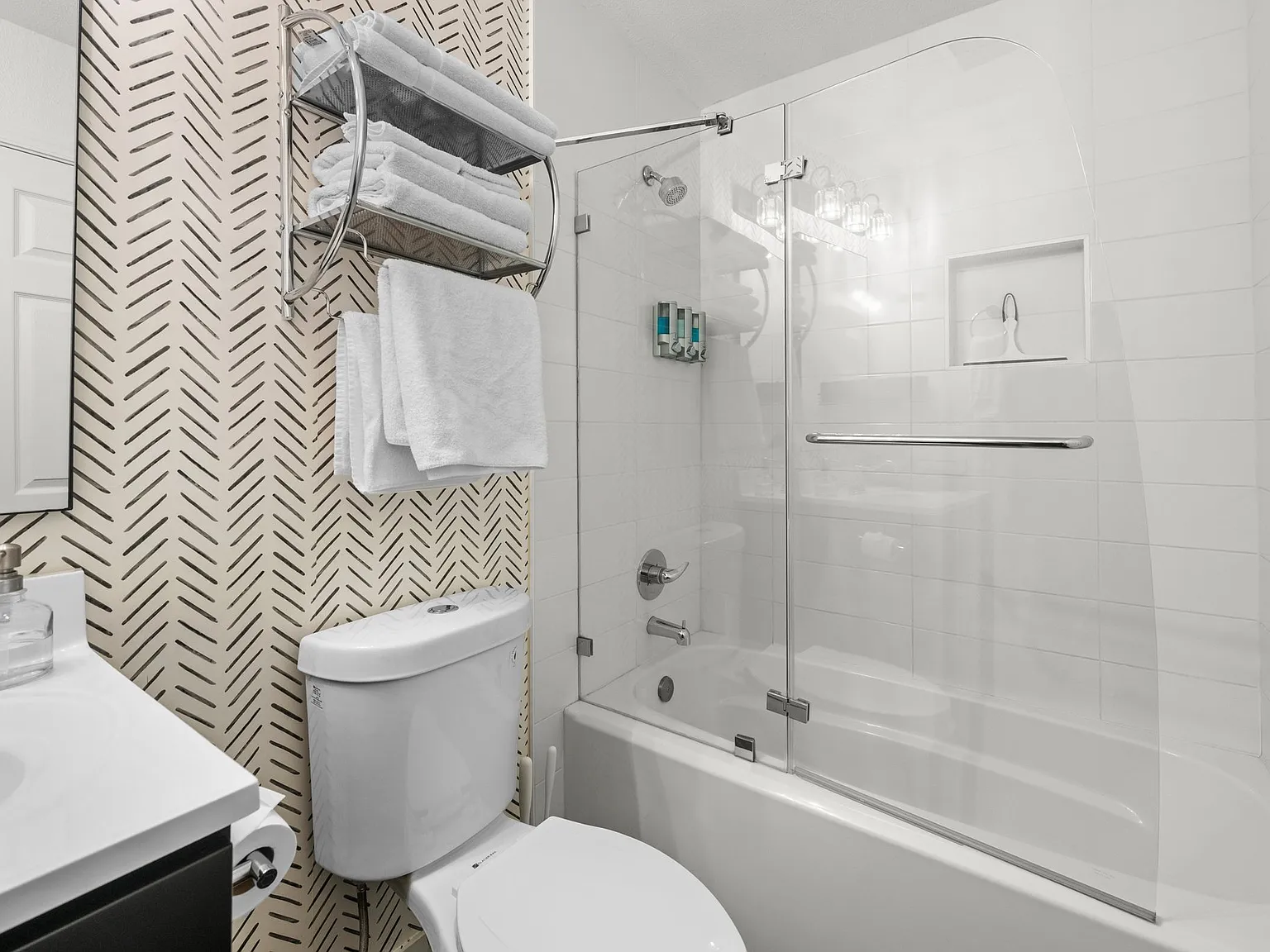 Furnished 1BR | In-Unit Laundry |All Utils Incl | DT PHX | Ideal for Travel Nurses & Relocators - #4 — Photo 4