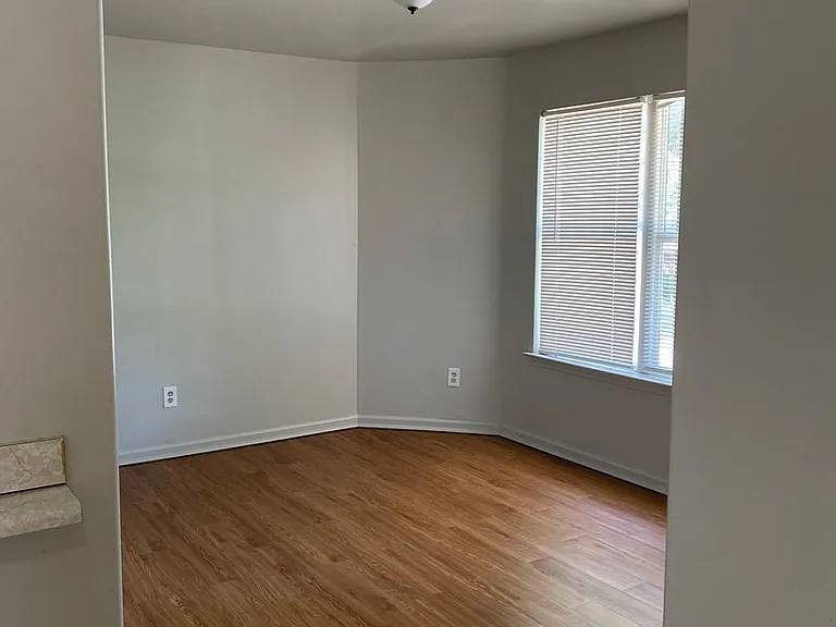 1572 Victor St — Photo 13