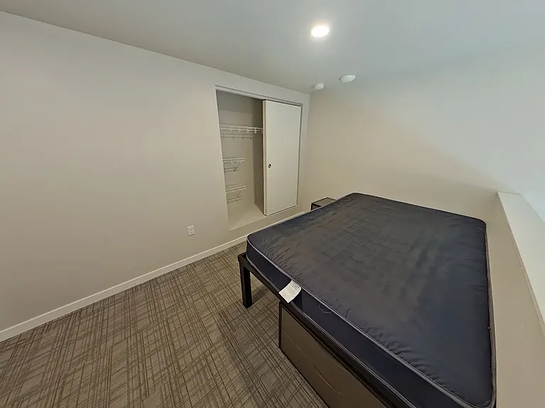 Ferry Street Flats - Modern Studios and Lofted units right by campus! — Photo 33