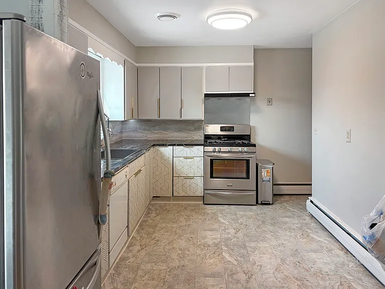 928 Grampian Blvd — Photo 2