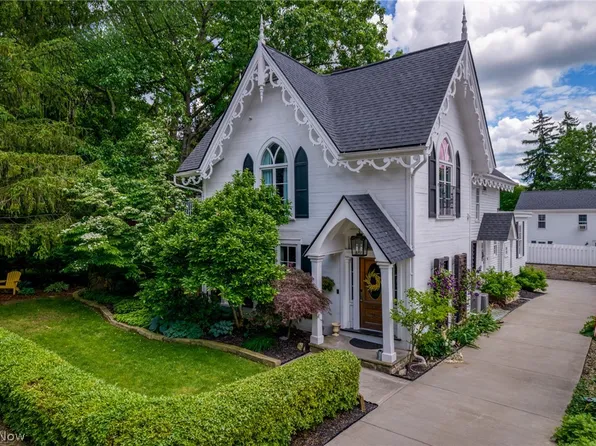34 E Cottage St, Chagrin Falls, OH 44022