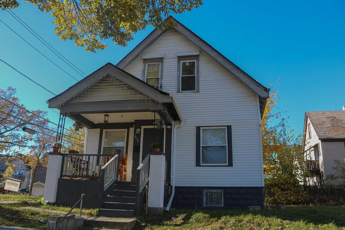 2667 North 36th STREET photo 1