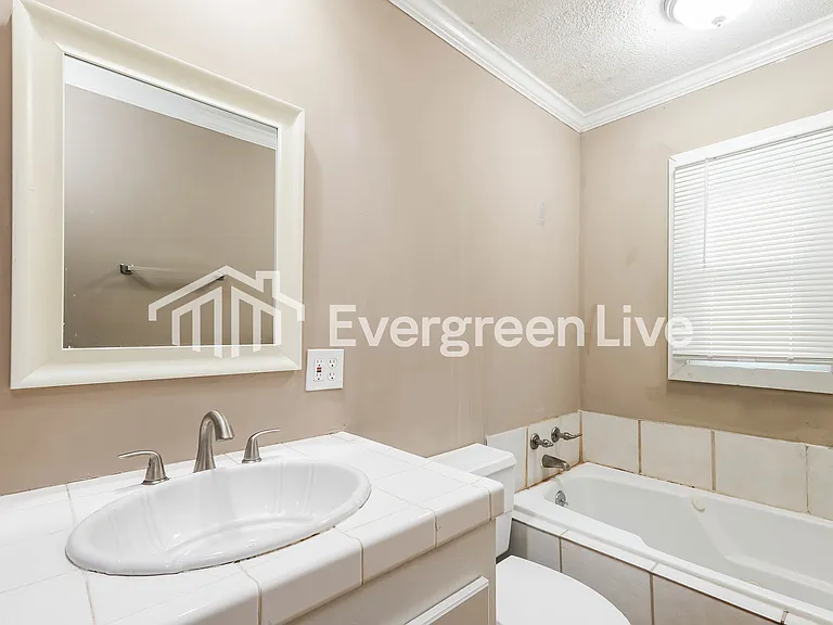 1535 Winchester St — Photo 9