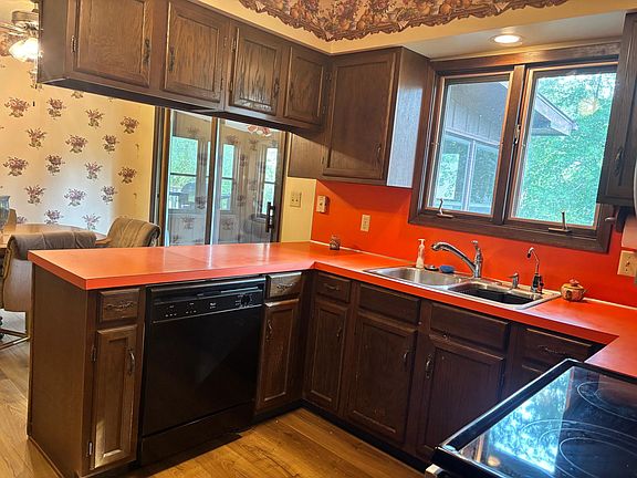 4th image of 954 Liberty Ln