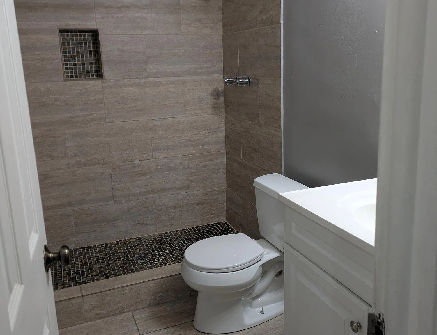 3 bed, 2.0 bath, $2,600 — Photo 2