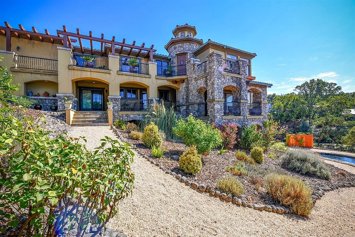 4 bed, 3.5 bath, 4345 sqft, $9,200 — Photo 1
