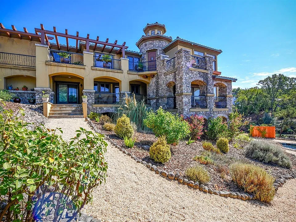 21 Pinnacle Peak