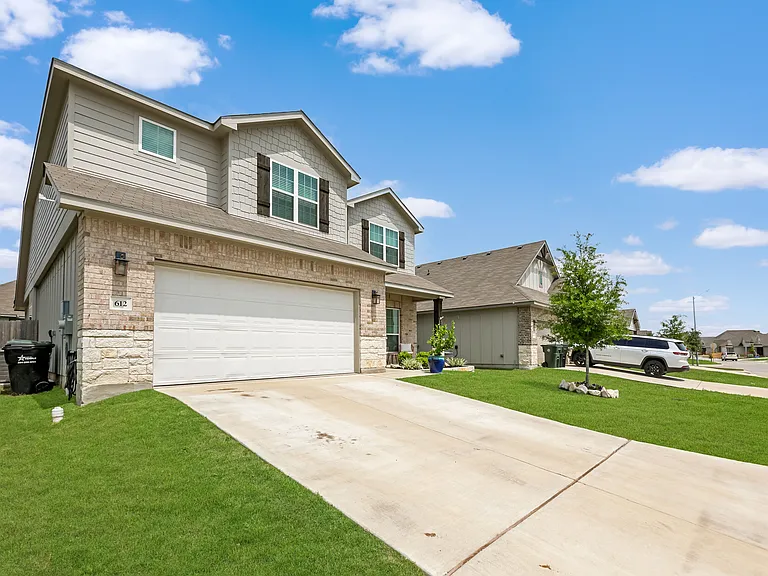 612 Pipe Creek Dr — Photo 2