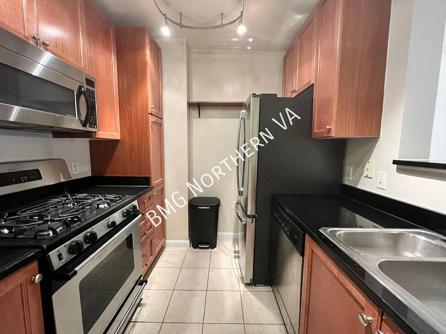 Delightful 1 Bed 1 Bath Condo Unit With Awesome Facilities In Vibrant Continental Community — Photo 4