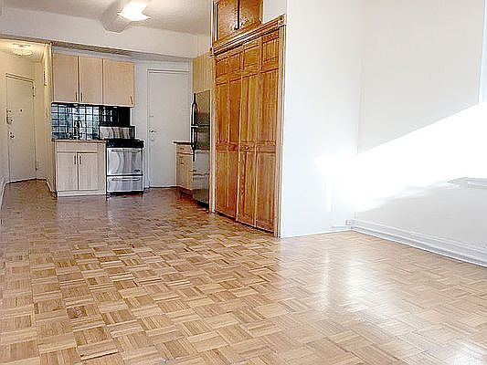 3rd image of 42 W 72nd St APT 5D