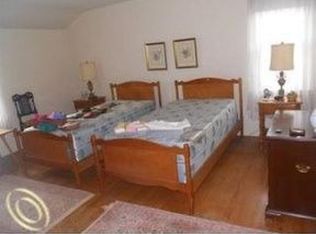 2001 Lennon St, Grosse Pointe Woods, MI 48236