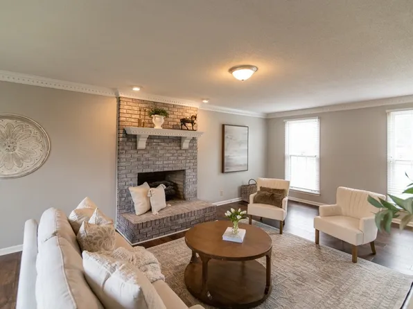 522 W Point Dr, Clarksville, TN 37043