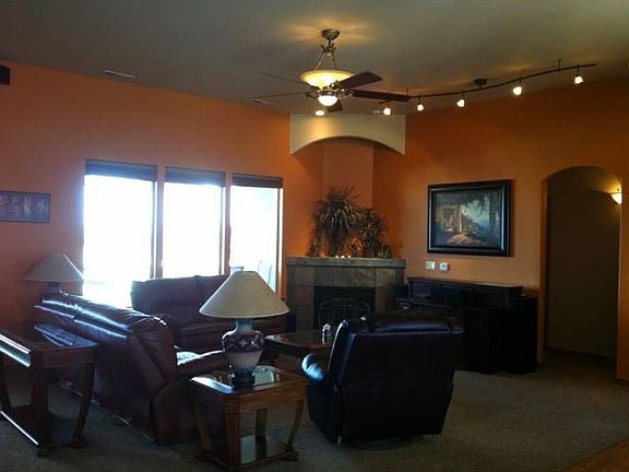 Living rm w/gas fireplace