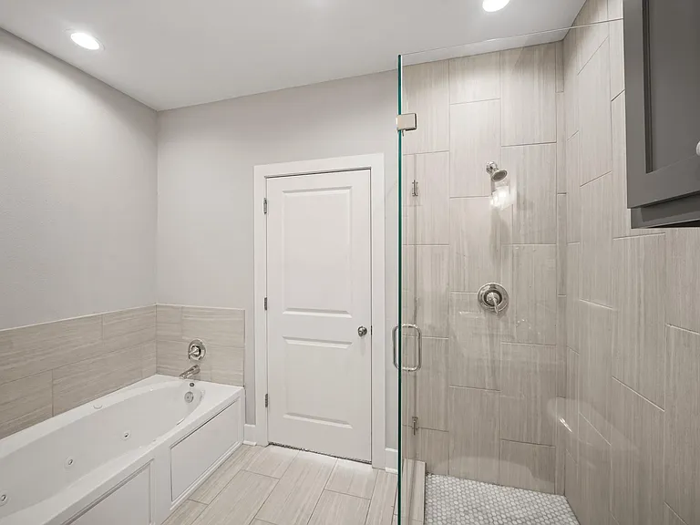 2547 Calumet St — Photo 22