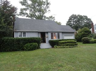 421 37th St, Lindenhurst, NY 11757