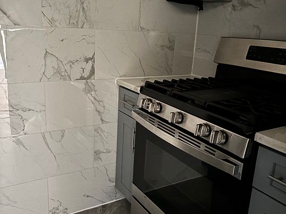 4th image of 896 Longwood Ave