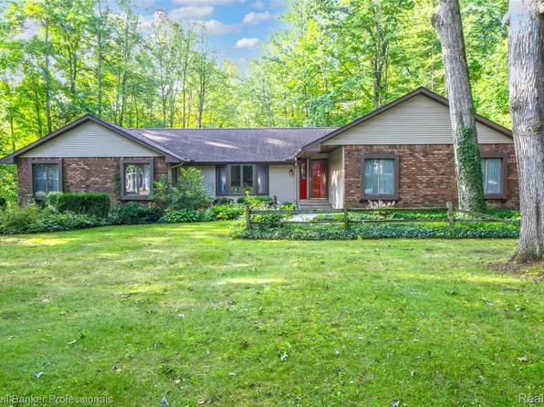 155 Saratoga Trl, Lapeer, MI 48446