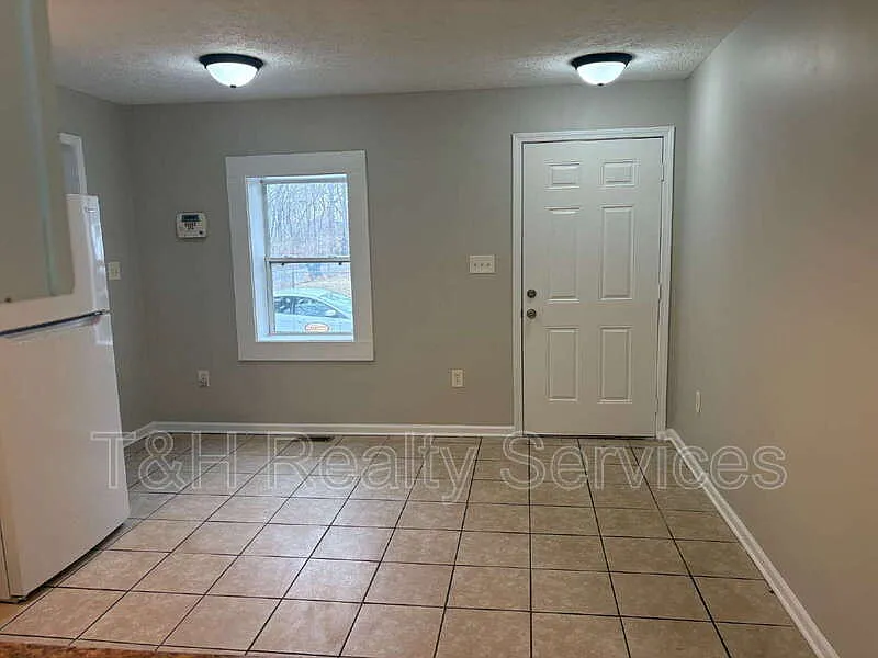 3 bed, 1.0 bath, 1050 sqft, $1,175 — Photo 4
