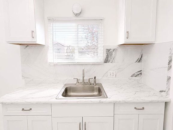 4th image of 927 W Gage Ave #1