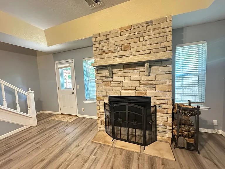 905 Rambling Oaks Dr — Photo 4