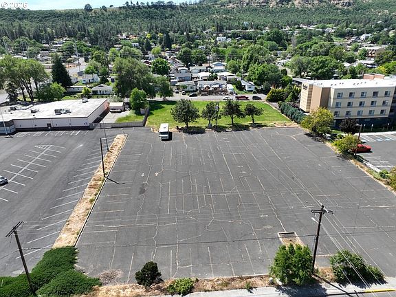 3rd image of W 7th St