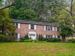 7916 Robison Rd, Bethesda, MD 20817