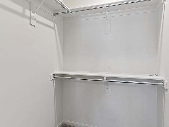 Moreno Walk-In Closet