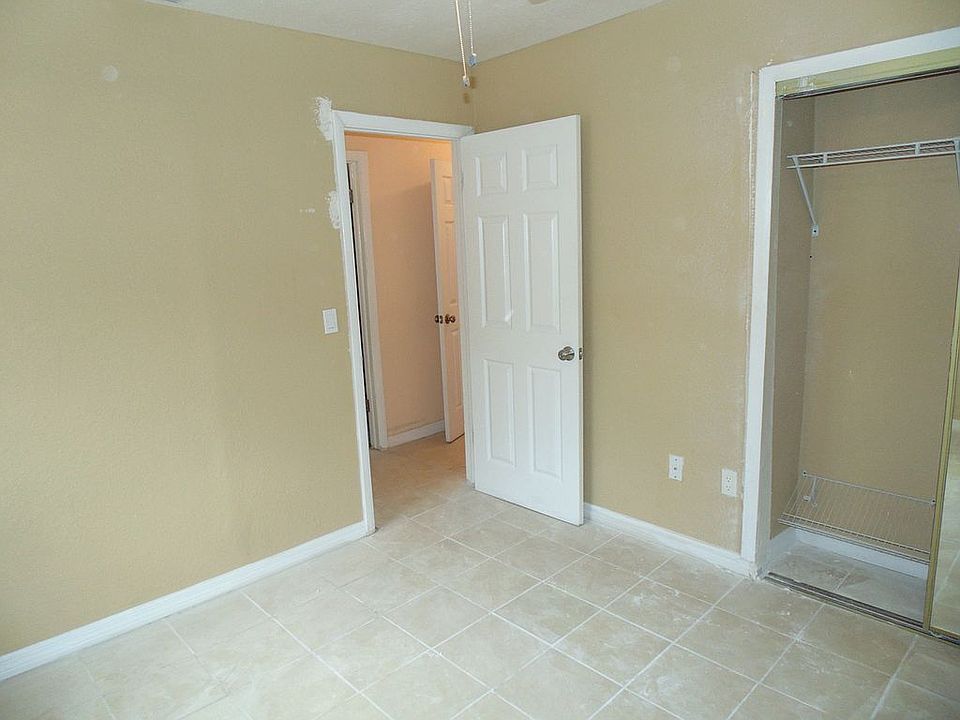 2nd image of 1811 Medford Ln