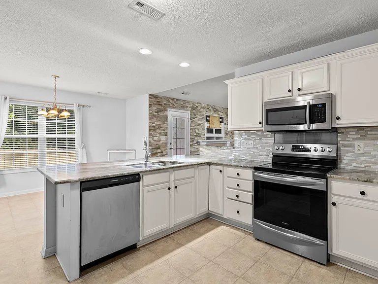530 Sunpointe Dr — Photo 12
