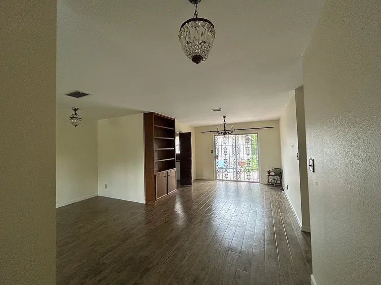 17 Ebony Ave — Photo 4