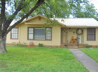1104 N 6th St, Ballinger, TX 76821